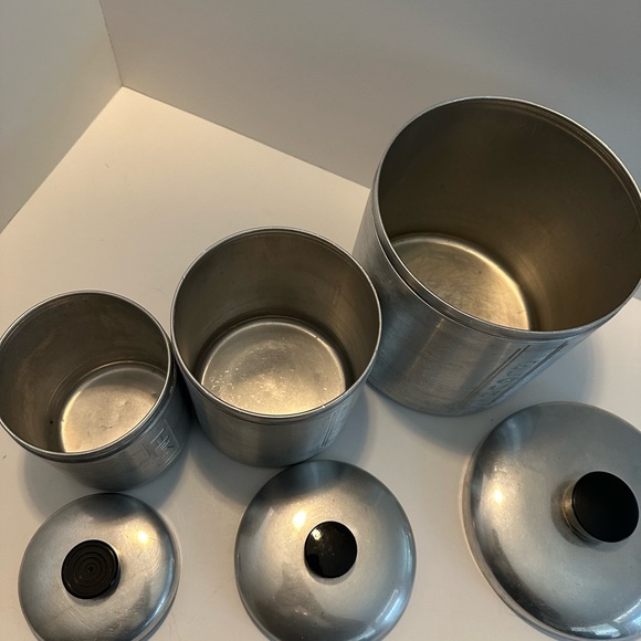 Vintage Nesting Metal Mid-Century Kitchen Canisters, Flour, Coffee, Tea - Picture 4 of 8